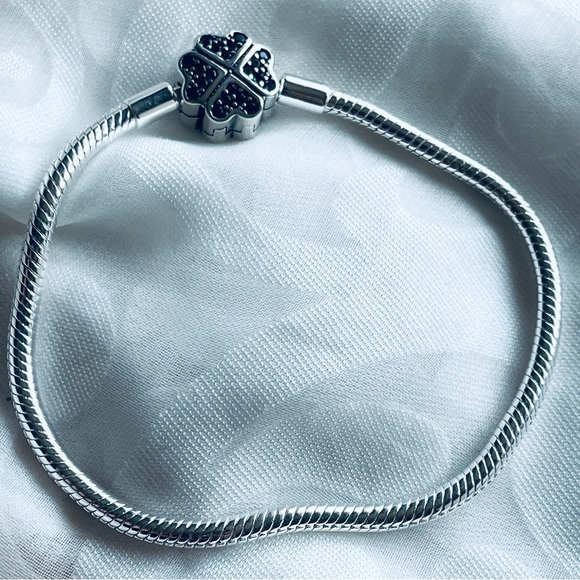 🍀 NWT Lucky Four Leaf Clover Charm Bangle Bracelet - Picture 9 of 11